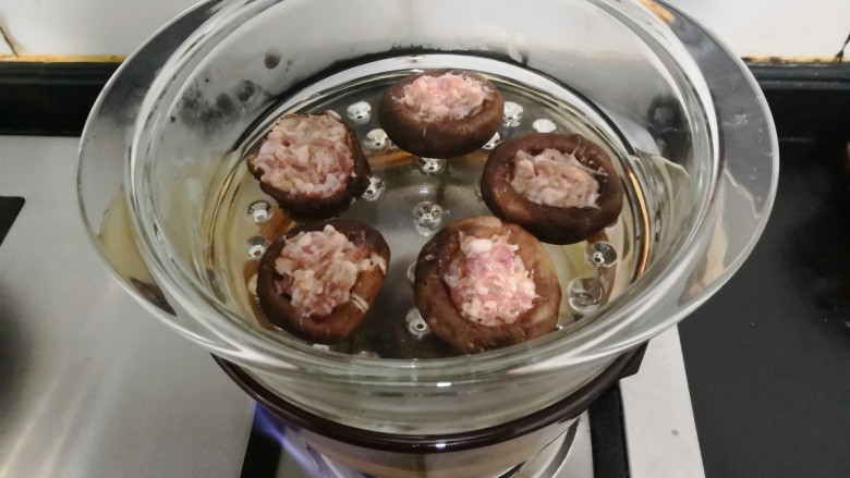 香菇酿肉,水开后，把蒸盒放上蒸锅