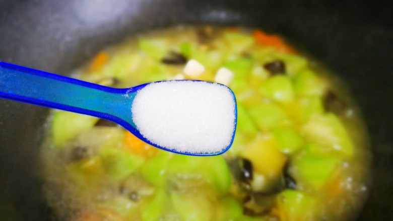 丝瓜豆腐木耳汤,加入1勺盐、1勺胡椒粉调味，出锅撒适量葱花即可。