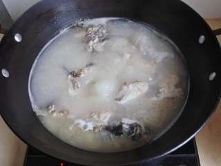 酸汤鱼片，肉嫩汤鲜，酸辣过瘾的下饭菜,底油把鱼头和鱼骨煎一下，加热水煮15-20分钟。过滤取汤备用