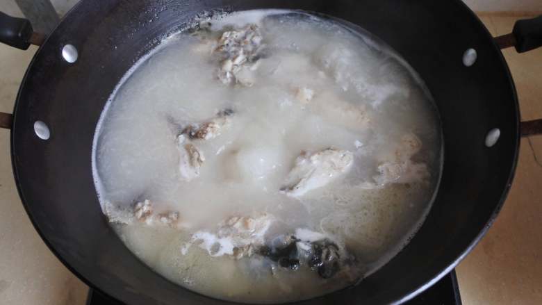 酸汤鱼片，肉嫩汤鲜，酸辣过瘾的下饭菜,底油把鱼头和鱼骨煎一下，加热水煮15-20分钟。过滤取汤备用