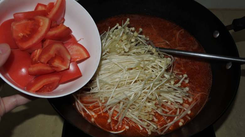 酸汤鱼片，肉嫩汤鲜，酸辣过瘾的下饭菜,放金针菇、西红柿块煮熟，捞出垫盘底
