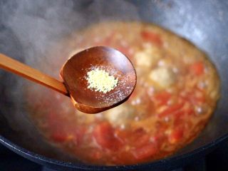 咖喱番茄丸子盖浇饭,加入鸡精增加口感。