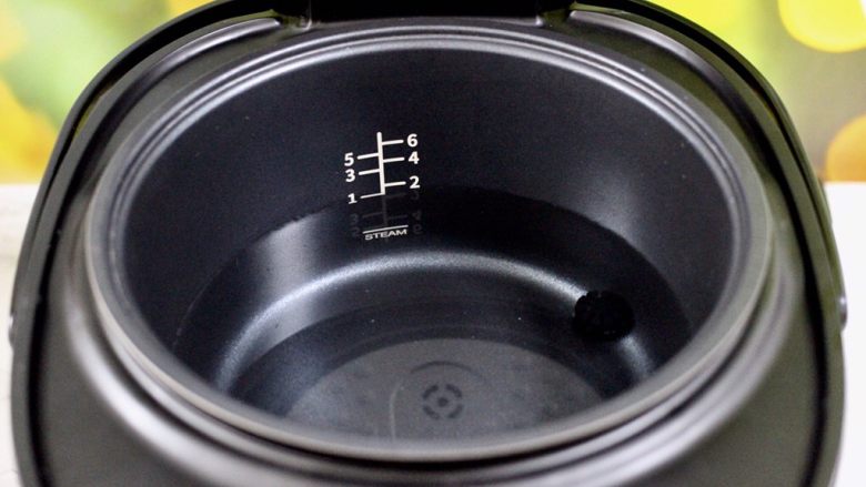咖喱番茄丸子盖浇饭,把巧釜智能脱糖电饭煲的三脚釜放入锅体中，加入纯净水，2杯米水位线在1.5的刻度线即可。