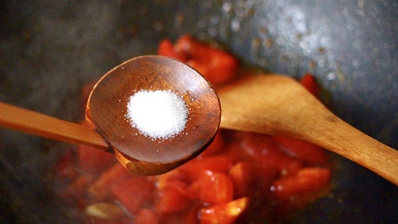 咖喱番茄丸子盖浇饭,再放入适量的盐调味。