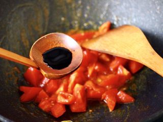 咖喱番茄丸子盖浇饭,这个时候加入生抽调味调色。