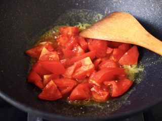 咖喱番茄丸子盖浇饭,放入番茄块，大火快速进行翻炒片刻。