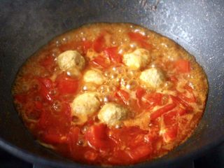 咖喱番茄丸子盖浇饭,大火继续炖煮10分钟左右，看见锅中汤汁浓稠时。