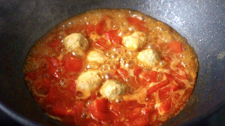 咖喱番茄丸子盖浇饭,大火继续炖煮10分钟左右，看见锅中汤汁浓稠时。