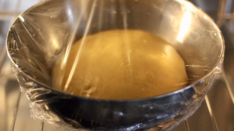 南瓜酸奶华夫饼,盖上保鲜膜放入蒸箱，进行第一次发酵 。