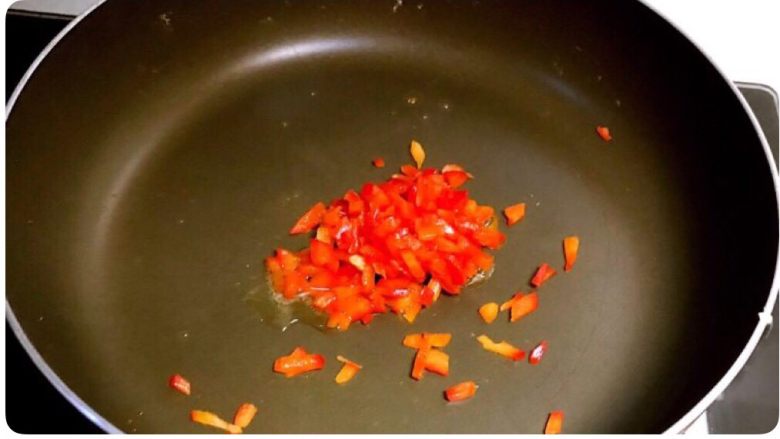 彩椒盅,另起锅，炒锅烧热后加入少许玉米油，加入彩椒丁煸炒1分钟