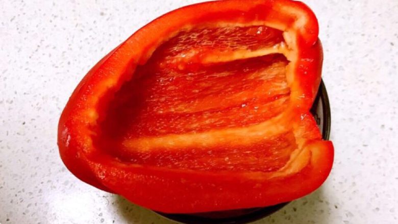 彩椒盅,把彩椒从中间切开，切去里面的筋膜和辣椒子