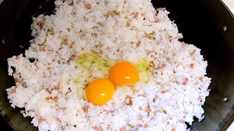 彩椒盅,加入米饭翻炒均匀，打入鸡蛋