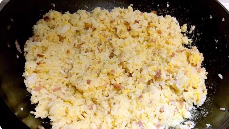 彩椒盅,翻炒至每粒米饭都裹上鸡蛋液，小火炒至粒粒松散