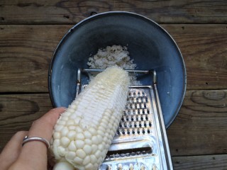 玉米粑粑,用擦丝器，把玉米擦成沫，注意不要擦伤手。