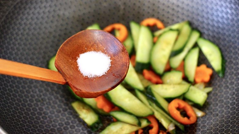 黄瓜墨鱼丸子汤面,再根据个人口味，放入适量的盐调味。