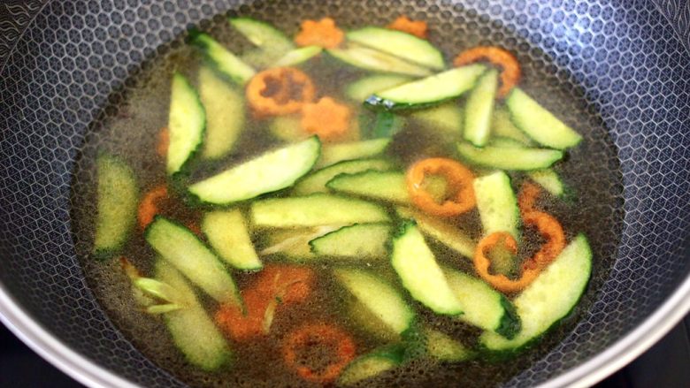 黄瓜墨鱼丸子汤面,锅中倒入适量的清水。