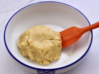 核桃酥,用硅胶铲把所有的食材，翻拌至均匀无干粉的时候。