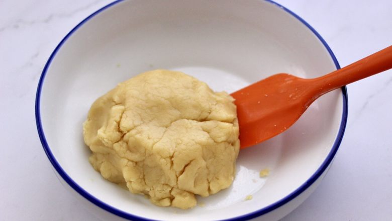 核桃酥,用硅胶铲把所有的食材，翻拌至均匀无干粉的时候。