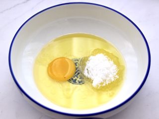 核桃酥,首先取一大口碗，把花生油、鸡蛋、白砂糖放入碗中。