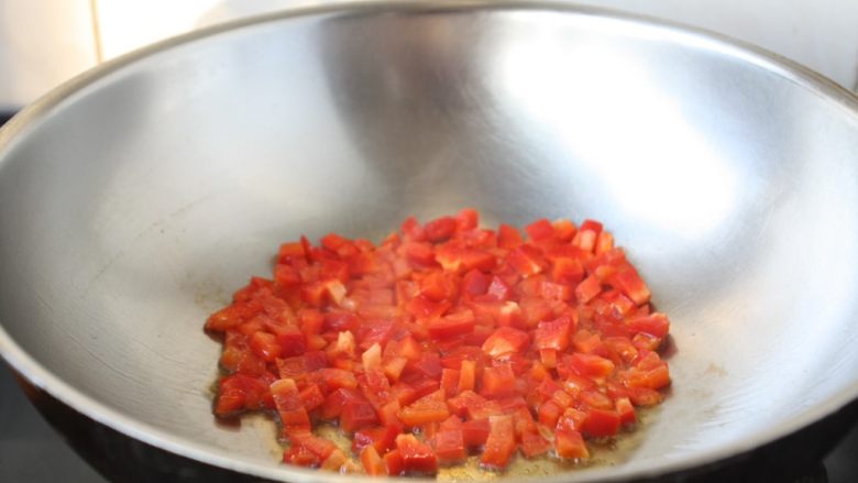 鸡米炒毛豆,彩椒用油煸炒一下断生，盛出备用。