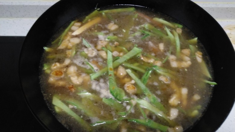 肉丝、扁豆丝、南瓜手擀面条汤,加入适量清水。