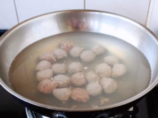 冬瓜羊肉丸子汤,刚刚放入锅里的丸子会下沉。