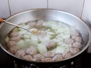 冬瓜羊肉丸子汤,放入白胡椒粉去腥。