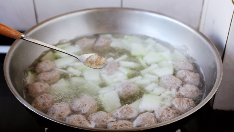 冬瓜羊肉丸子汤,放入白胡椒粉去腥。