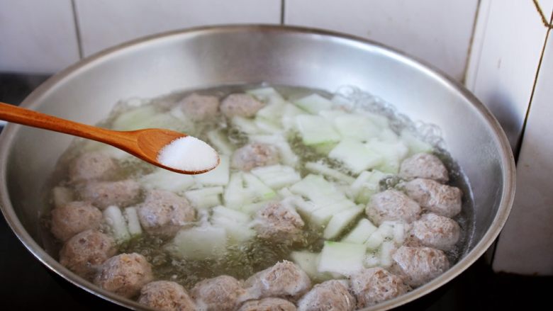 冬瓜羊肉丸子汤,放入少许的盐调味。