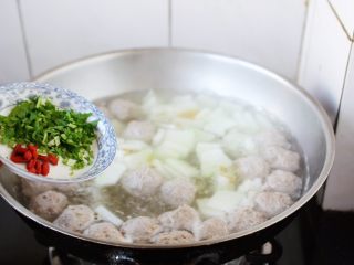 冬瓜羊肉丸子汤,关火，放入香菜末。