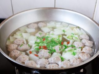 冬瓜羊肉丸子汤,冬瓜羊肉丸子汤可以出锅了，太香了！
