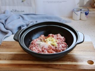 冬瓜羊肉丸子汤,放入少许的白胡椒粉、白糯米酒、生抽1勺、姜末，将它们搅拌均匀。