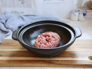 冬瓜羊肉丸子汤,羊肉末放在一个较大的容器里。