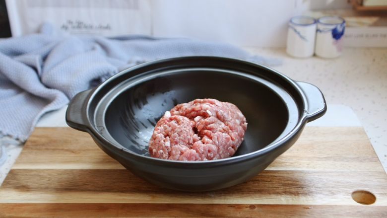 冬瓜羊肉丸子汤,羊肉末放在一个较大的容器里。