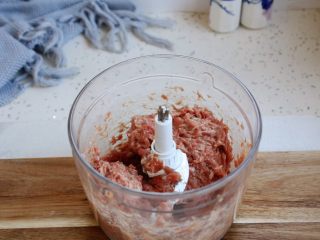 冬瓜羊肉丸子汤,将步骤10搅拌过的羊肉末放在料理机里，搅拌2分钟，使肉末上劲儿。