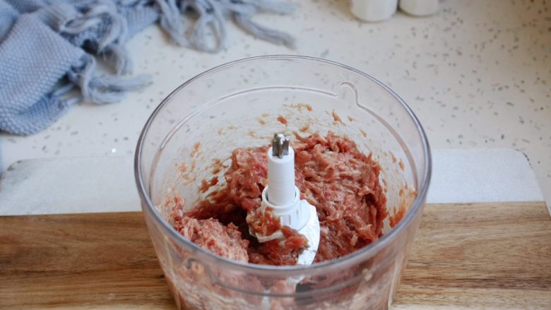 冬瓜羊肉丸子汤,将步骤10搅拌过的羊肉末放在料理机里，搅拌2分钟，使肉末上劲儿。