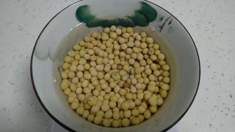 豆浆布丁,加入沫过黄豆的清水。