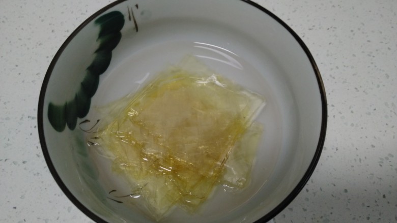 豆浆布丁,吉利丁片用清水泡软。