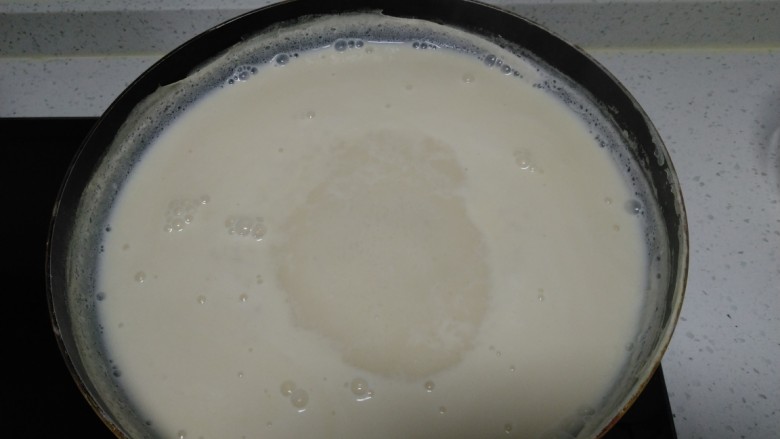豆浆布丁,放入吉利丁片搅拌至融化。