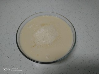 豆浆布丁,盛入碗里加入白糖。