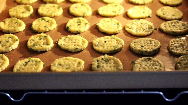 香葱苏打饼干,烤箱提前180度预热10分钟后，放入饼干胚。