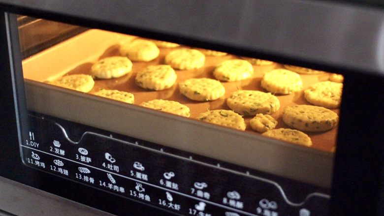 香葱苏打饼干,烤箱上火165度，下火170度烘烤15分钟左右，具体烘烤时间要根据自家烤箱脾气而定。