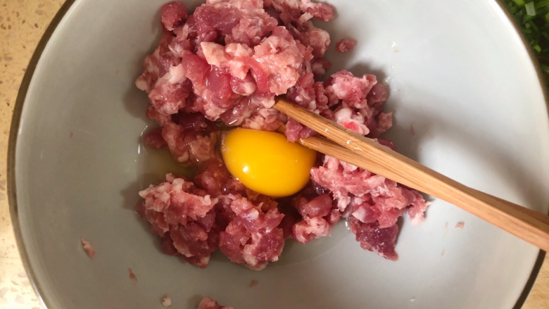 鲜香馄饨,肉馅内打入一个<a style='color:red;display:inline-block;' href='/shicai/ 9'>鸡蛋</a>，用筷子把蛋液和肉馅朝一个方向搅打，让蛋液和肉馅充分的融合。
