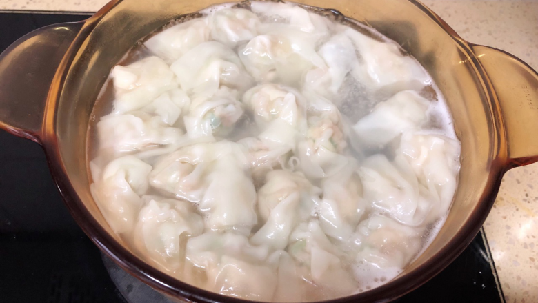 鲜香馄饨,锅里放水烧开放入馄饨，比煮水饺的时间短一些就可以。煮熟的馄饨跟饺子一样都会浮在上面。