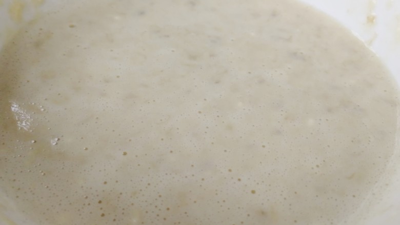 香蕉薄饼,搅拌均匀，面糊成无颗粒浓稠的酸奶状。