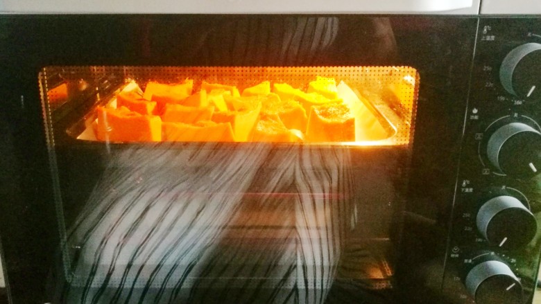 蒜香烤南瓜,中层200度上下火烤20分钟，取出后再撒少许黑椒碎即可。
