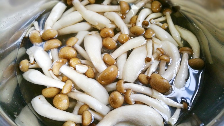 西兰花炒菌菇,菌菇切除根部洗净切小断。