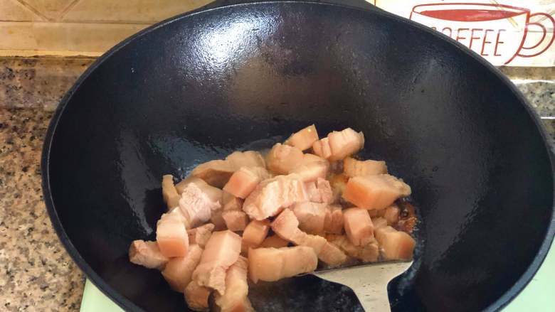 红烧肉鹌鹑蛋,糖冒泡变色之后倒入五花肉。