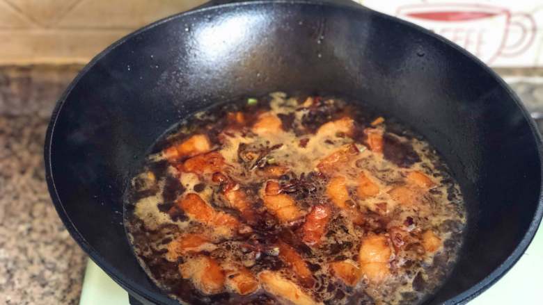 红烧肉鹌鹑蛋,倒入烧开的热水加一勺食盐。