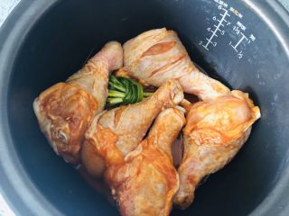 无需烤箱，超受欢迎的奥尔良鸡腿你值得拥有,腌制好的鸡腿放进去，鸡皮朝下，按煮饭按键。